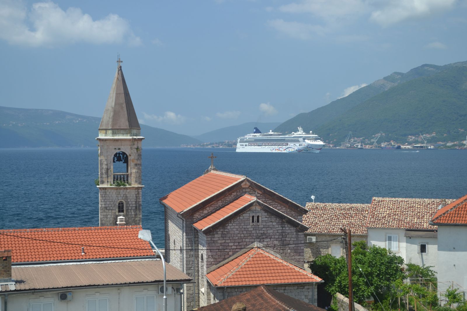 Tivat, 17tivat.kotor.budva.montenegro.monténégro.plage.vue.sur.la.mer.soleil.vacances.appartement.de.vacances.hôtel.tours.en.montagne.se.détendre.parking (2)